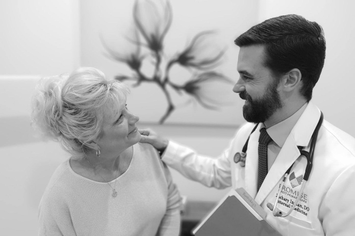 doctor-consultation-nashville-dpc Dr Image consulting with a patient